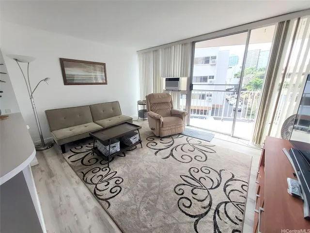 $2,000 | 1687 Pensacola Street, Unit 405, Honolulu, HI 96822