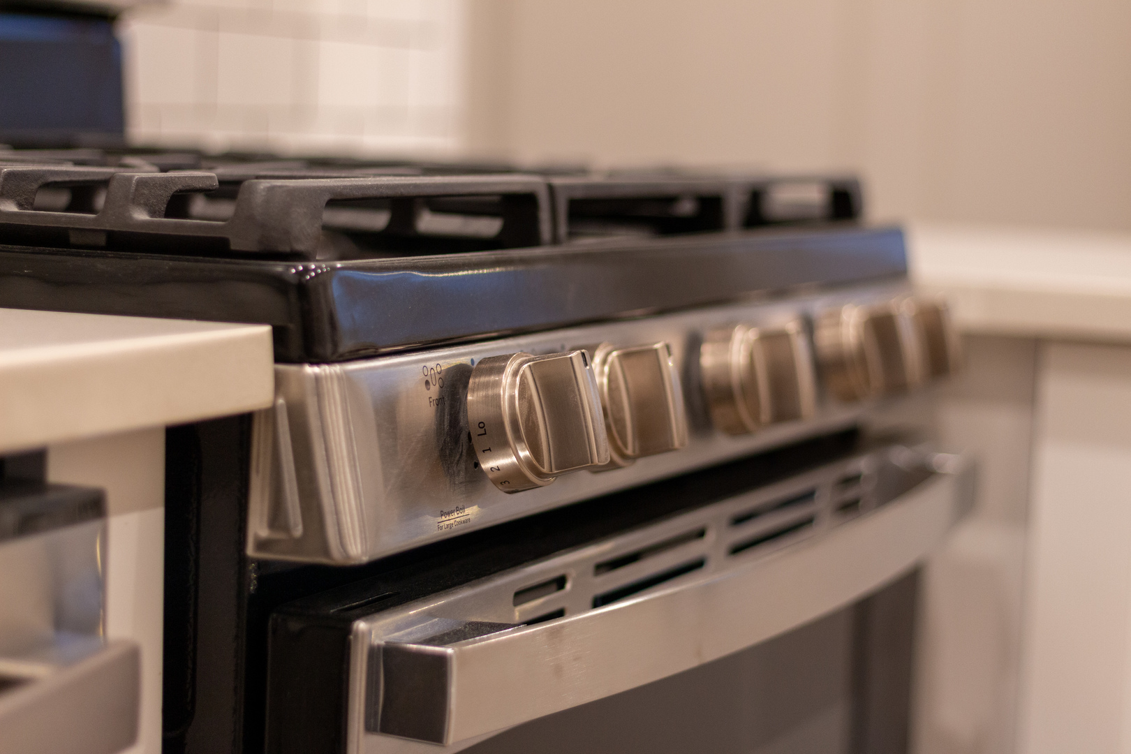 1714 North Spaulding Avenue, Unit 1F Chicago, IL 60647 - Photo 5 of 25 a close view of kitchen stove