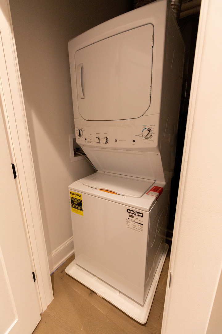1714 North Spaulding Avenue, Unit 1F Chicago, IL 60647 - Photo 7 of 25 a utility room with dryer and washer