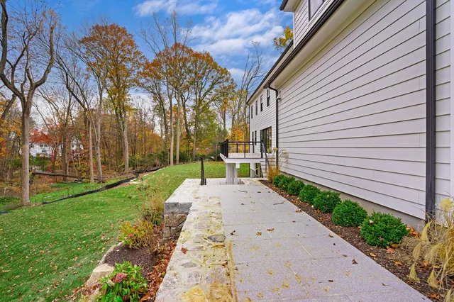 a view of a backyard with pathway