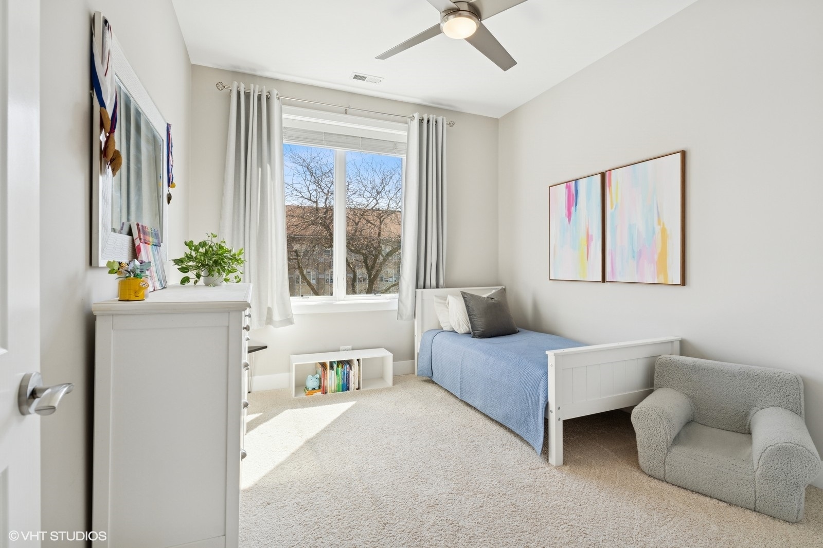 Undisclosed Address Chicago, IL 60657 - Photo 17 of 27 a bedroom with furniture and a window