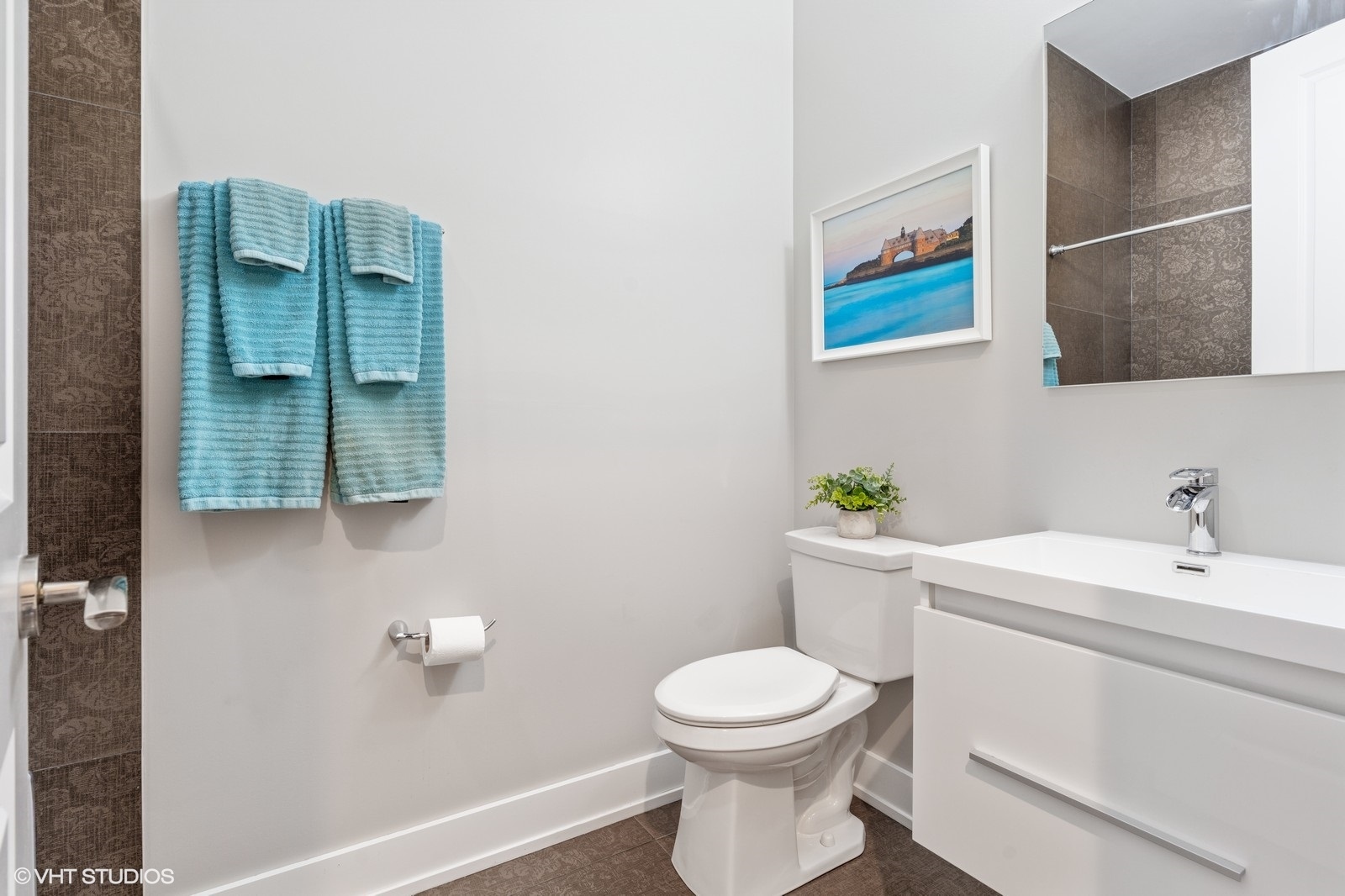 Undisclosed Address Chicago, IL 60657 - Photo 19 of 27 a bathroom with a toilet a sink and mirror