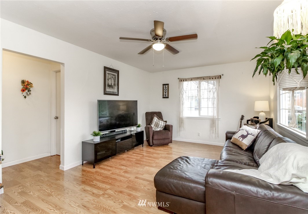628 South Rochester Street Tacoma, WA 98465 - Photo 4 of 37 Gallery Image 4
