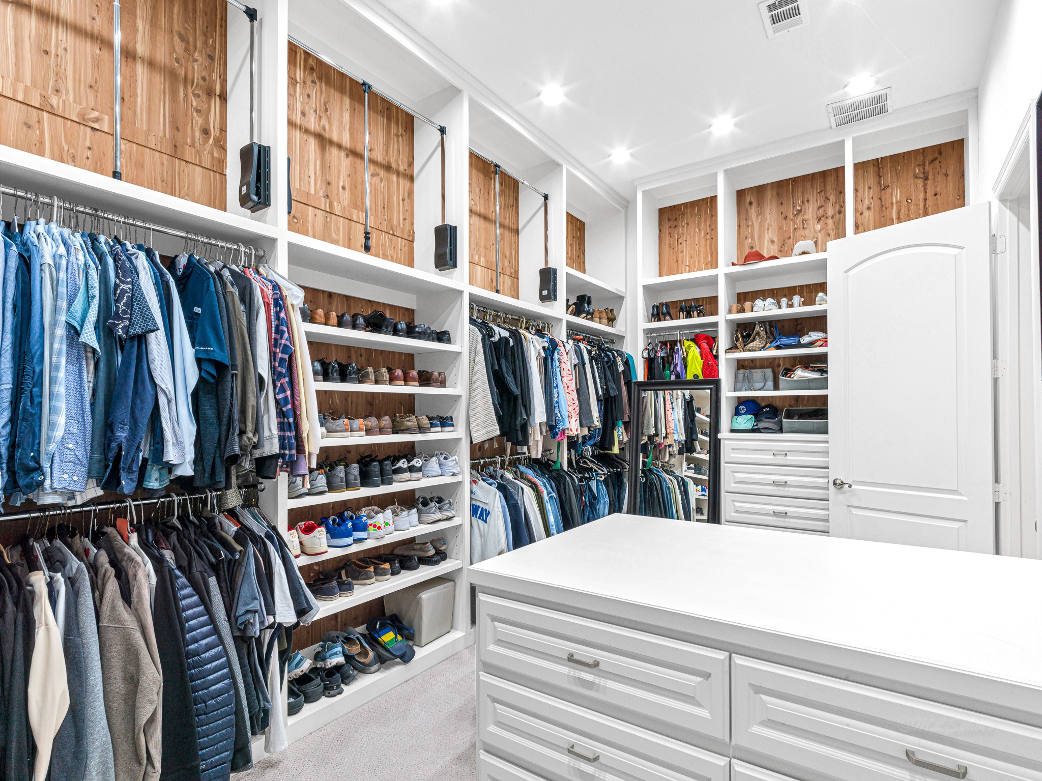 4614 Inker Street Houston, TX 77007 - Photo 24 of 36 Spacious walk-in closet with central island for additional storage and a high-end finish.