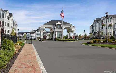 $1,075,000 | 32103 Spruce Pond Circle, Plainview, NY 11803