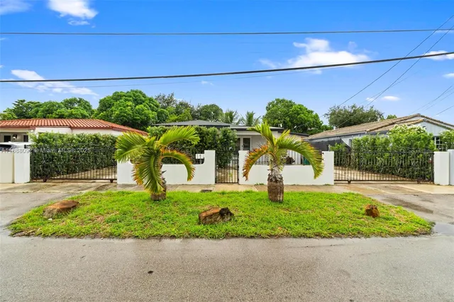 a view of a backyard