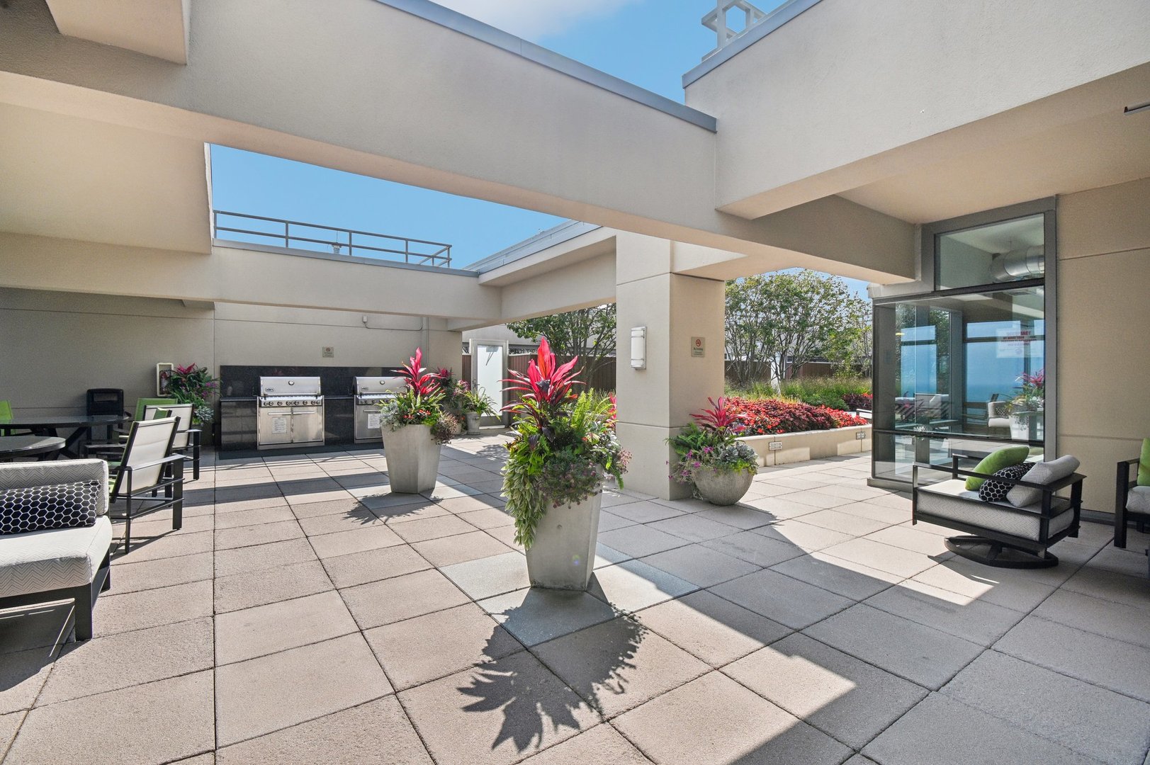 65 East Monroe Street, Unit 4521 Chicago, IL 60603 - Photo 26 of 42 a living room with furniture and flowers