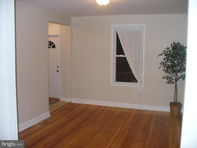 932 Linwood Road Hagerstown, MD 21740 - Photo 9 of 23 Living Room