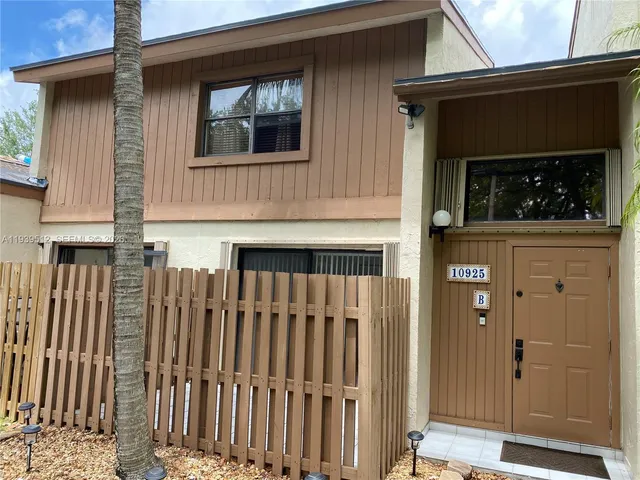 a house view with a outdoor space