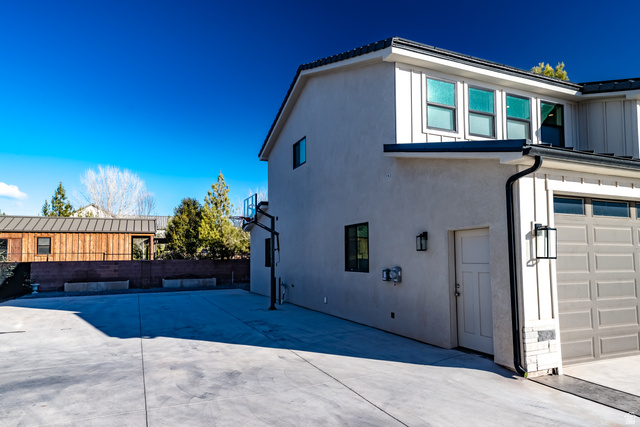1283 North Gallen Road Santa Clara, UT 84765 - Photo 71 of 103 View of side of property featuring stucco siding and an attached garage