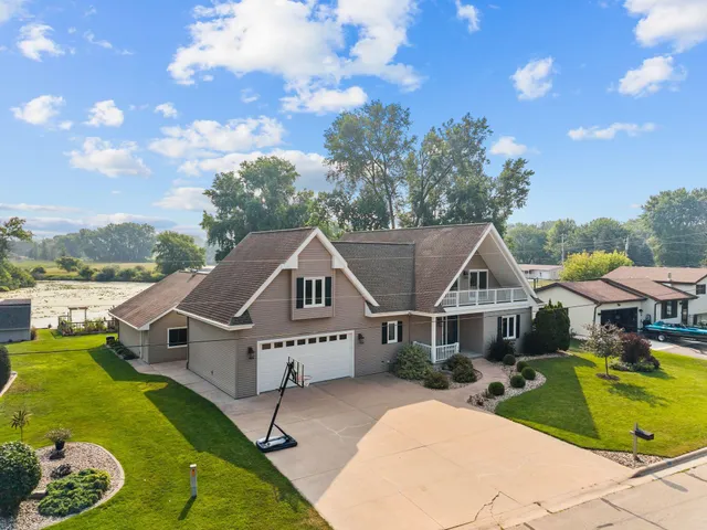 $819,999 | 135 Twin Harbor Drive, Winneconne, WI 54986