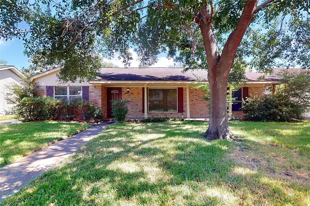 a view of house with a yard