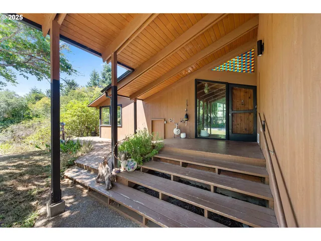 $750,000 | 705 Ohio Avenue Northeast, Bandon, OR 97411