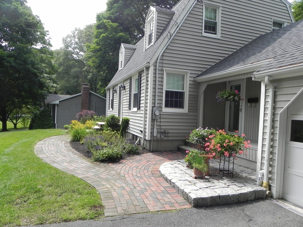 8 Rockland Road Danvers, MA 01923 - Photo 4 of 30 Gallery Image 4