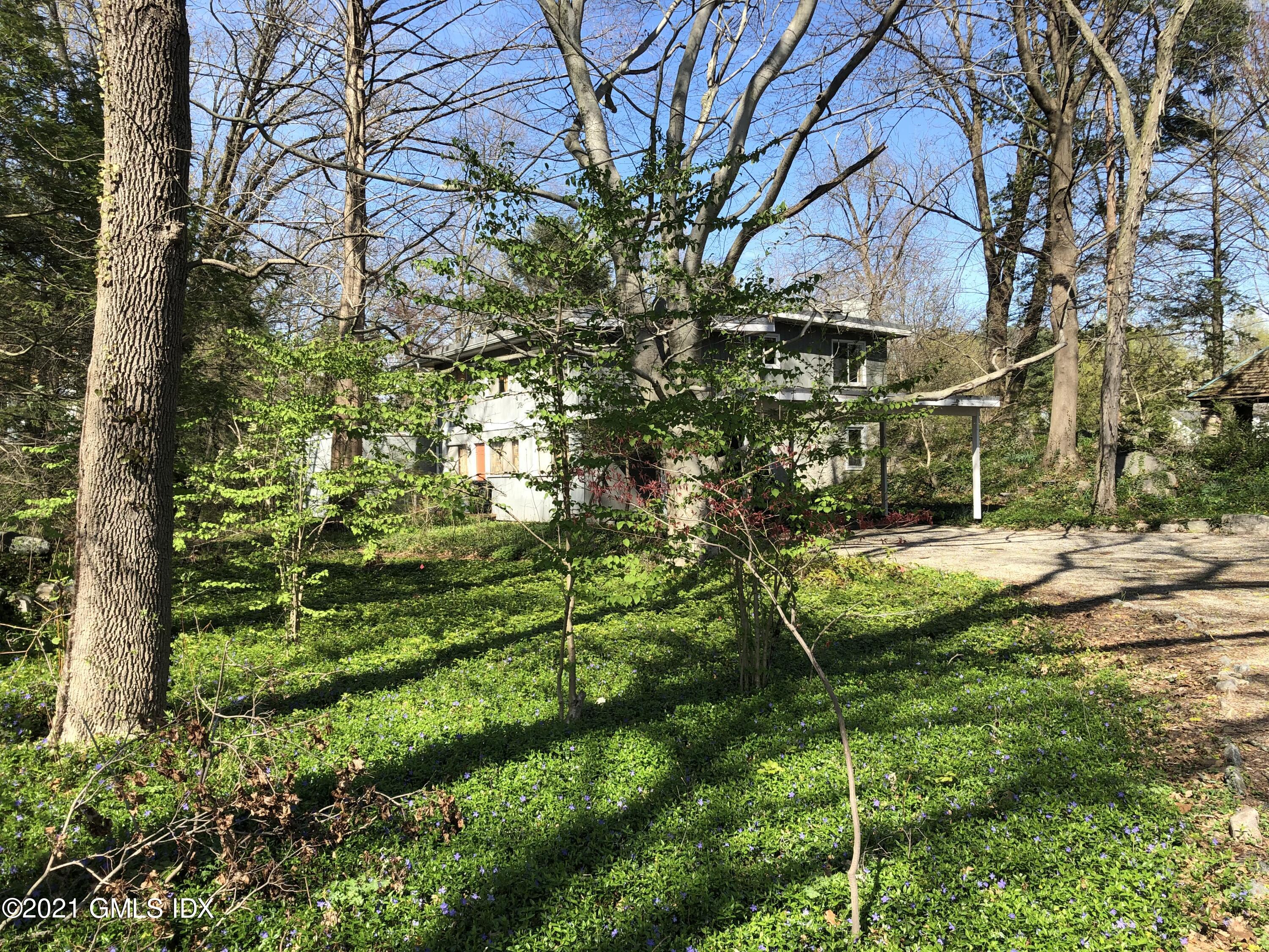 a view of yard with green space