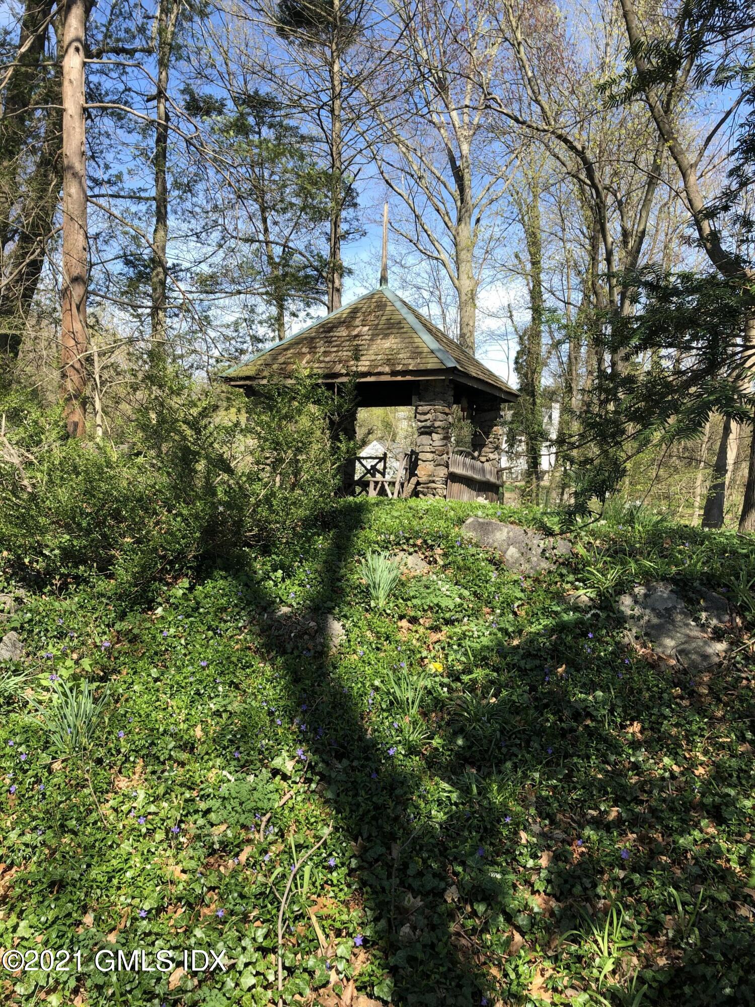 7 Hillside Road Greenwich, CT 06830 - Photo 5 of 7 a backyard of a building with trees