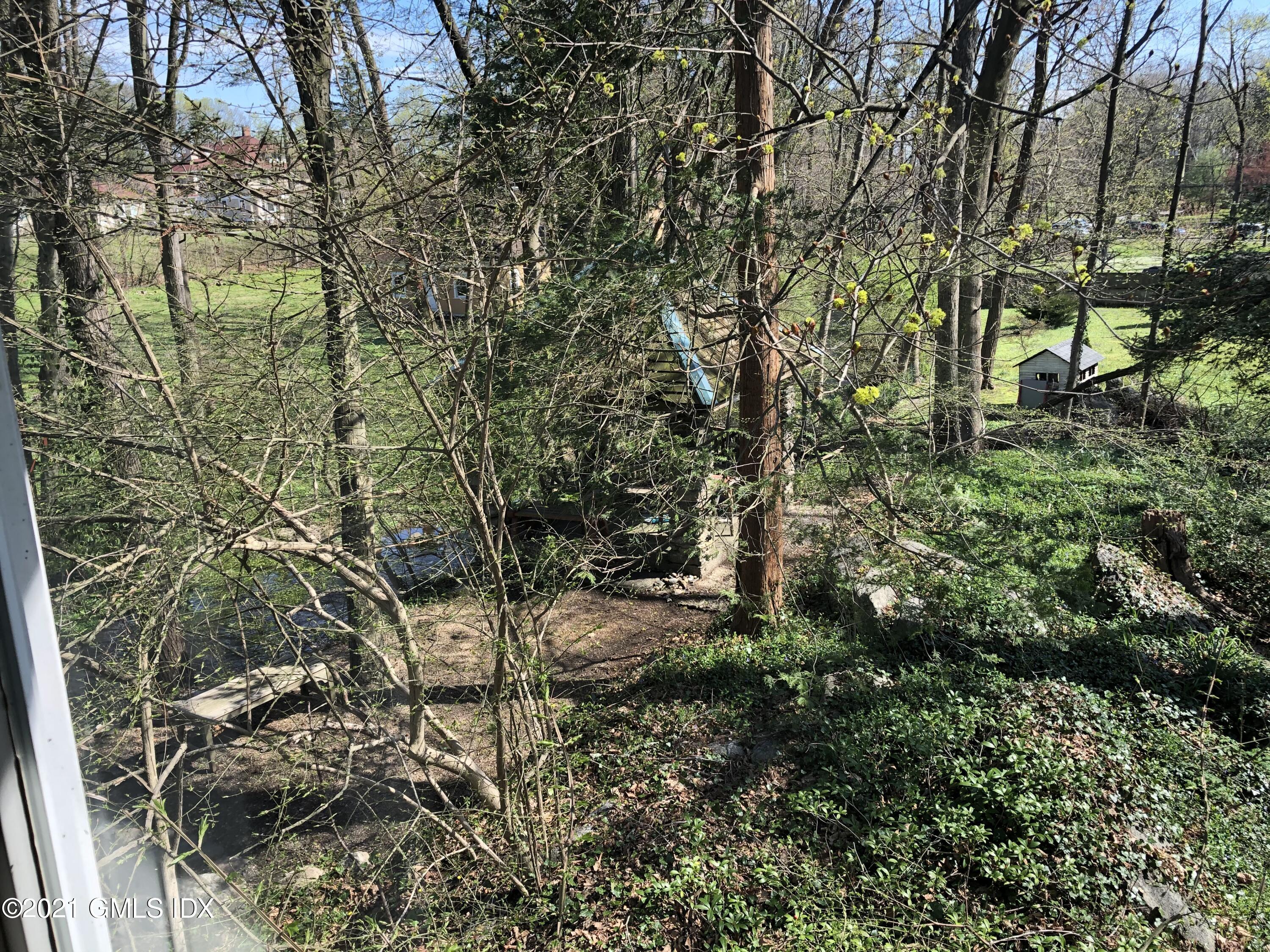7 Hillside Road Greenwich, CT 06830 - Photo 7 of 7 a backyard of a house with lots of green space