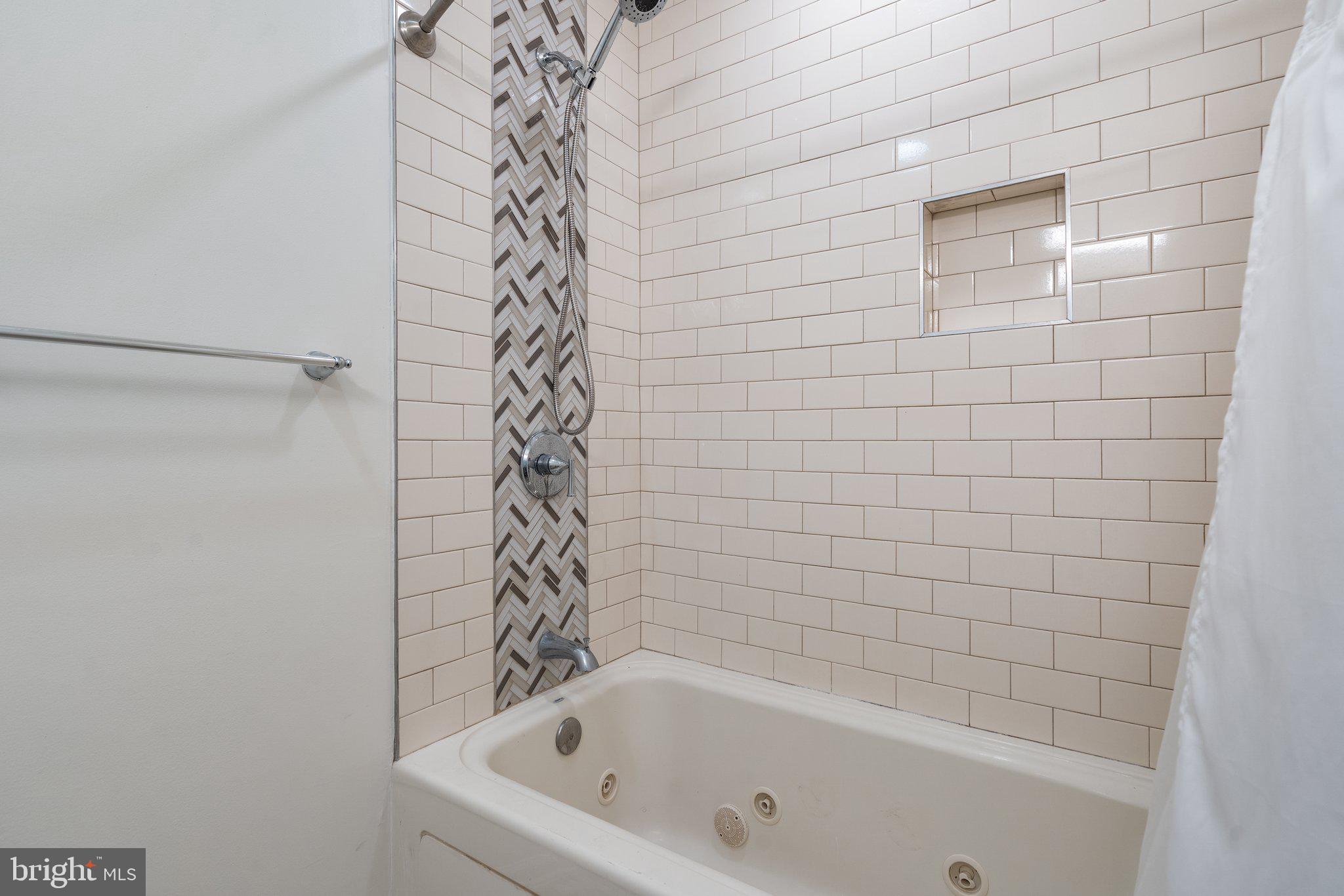 7258 Baldwin Ridge Road, Unit B Warrenton, VA 20187 - Photo 19 of 36 Bathroom with