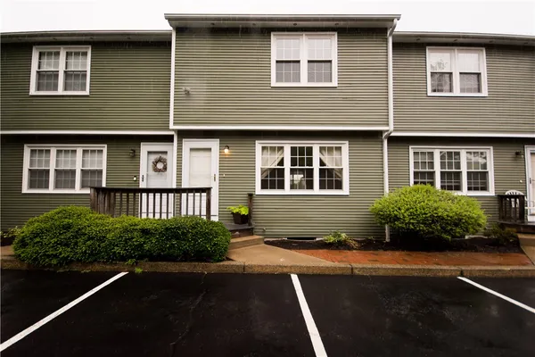 $2,400 | 5804 Post Road, Unit 8, Warwick, RI 02818