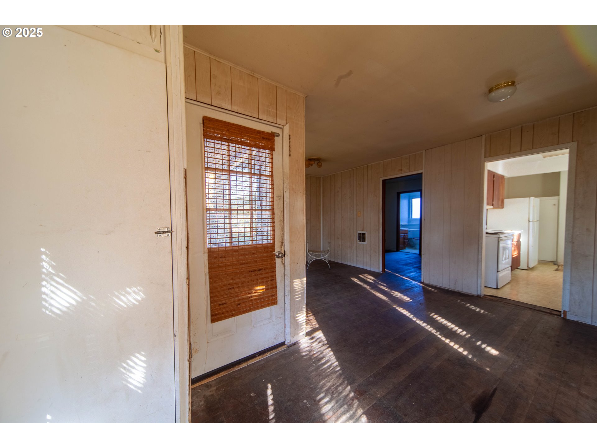 560 North 7th Street Reedsport, OR 97467 - Photo 2 of 20 Entrance/Foyer