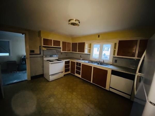 53 Alsada Road Swansea, MA 02777 - Photo 2 of 11 Gallery Image 2