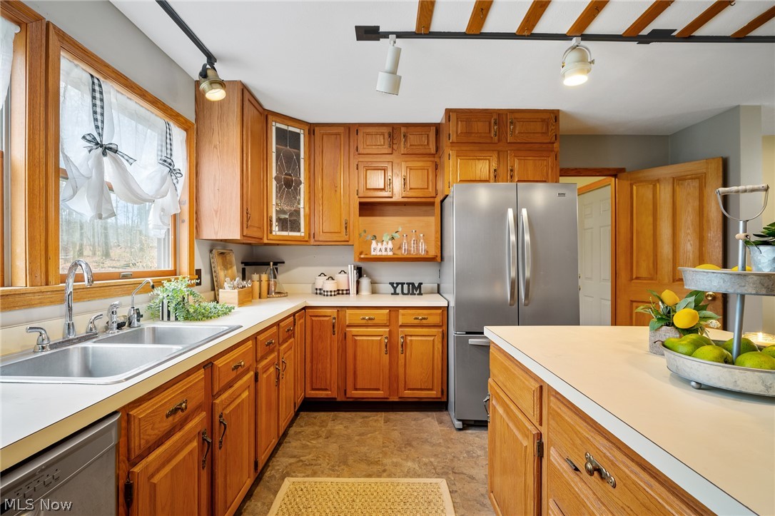 3328 Applegate Road Hubbard, OH 44425 - Photo 14 of 34 BEAUTIFUL KITCHEN W/ STAINLESS STEEL REFRIGERATOR, DISHWASHER, ISLAND