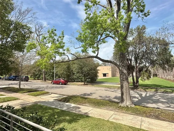 a view of a yard with yellow house
