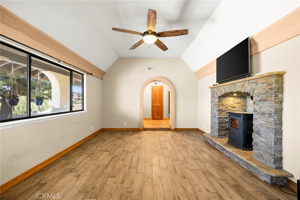 902 Searchlight Ranch Road Acton, CA 93510 - Photo 10 of 58 Living room