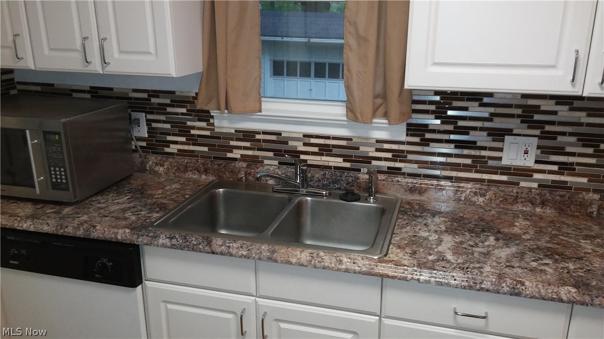 4279 Neville Road Cleveland, OH 44121 - Photo 12 of 35