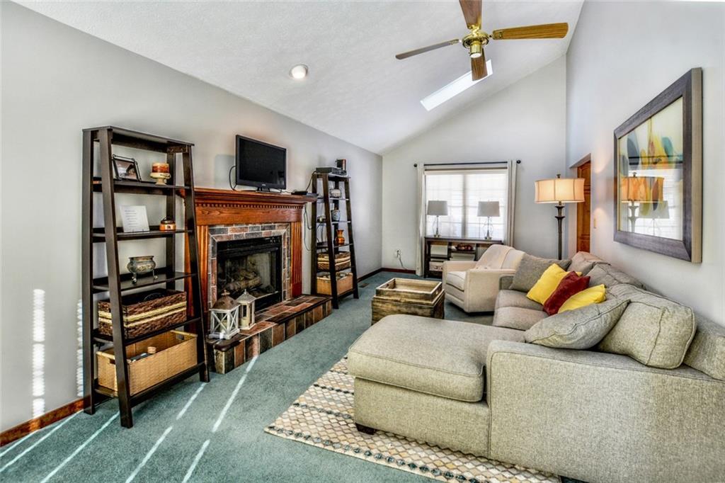 5099 West Harbison Road Pittsburgh, PA 15276 - Photo 5 of 20 Living room