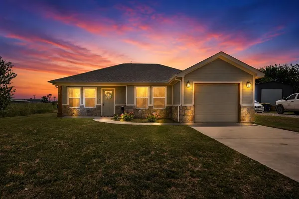 $274,999 | 98 South Hickory Street, Venus, TX 76084
