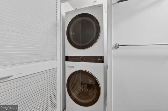 a close up view of a washer and dryer