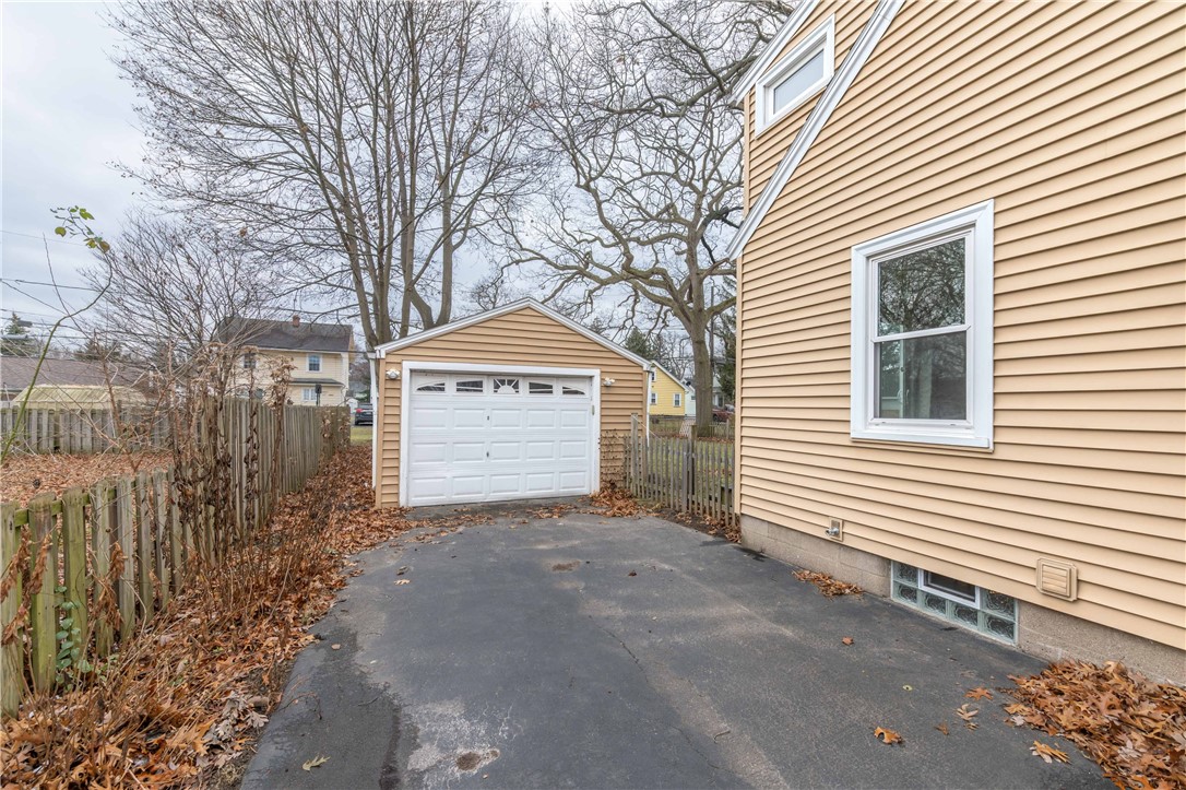 275 Garford Road Irondequoit, NY 14622 - Photo 3 of 37