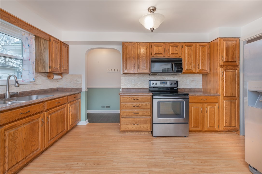 275 Garford Road Irondequoit, NY 14622 - Photo 4 of 37