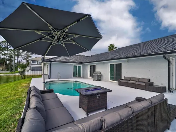 a view of a house with backyard