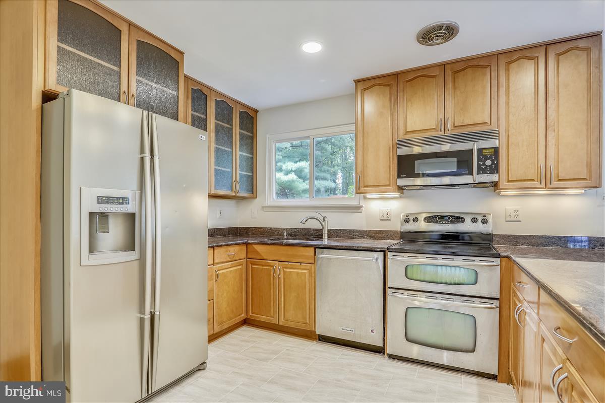 904 Windmill Lane Silver Spring, MD 20905 - Photo 4 of 42 Lovely Kitchen with granite countertops