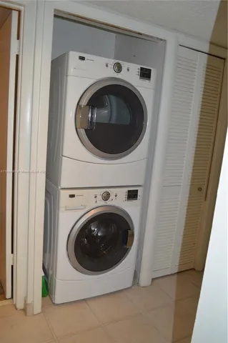 a close up view of a washer and dryer