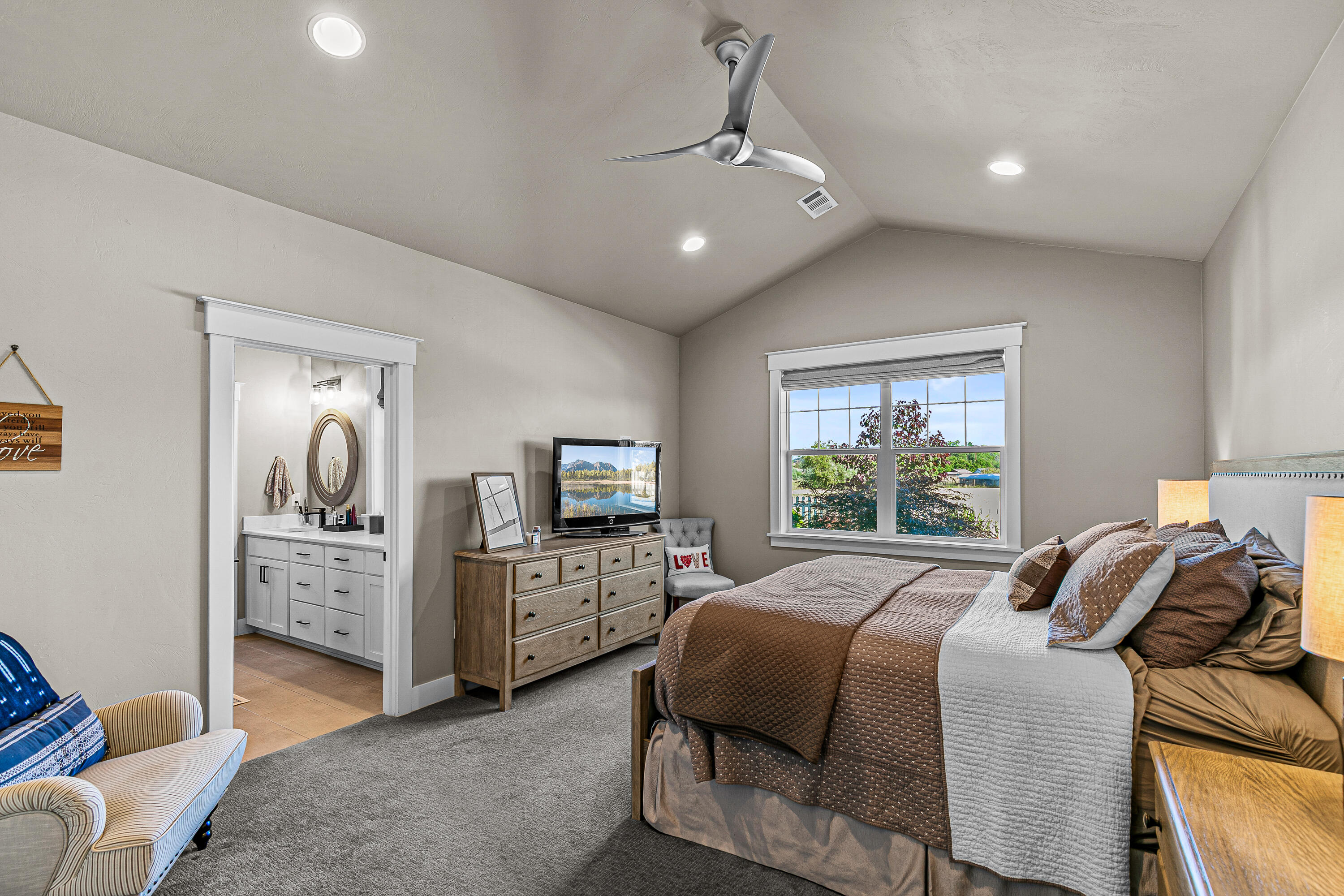 1741 River Run Street Central Point, OR 97502 - Photo 11 of 29 primarybed