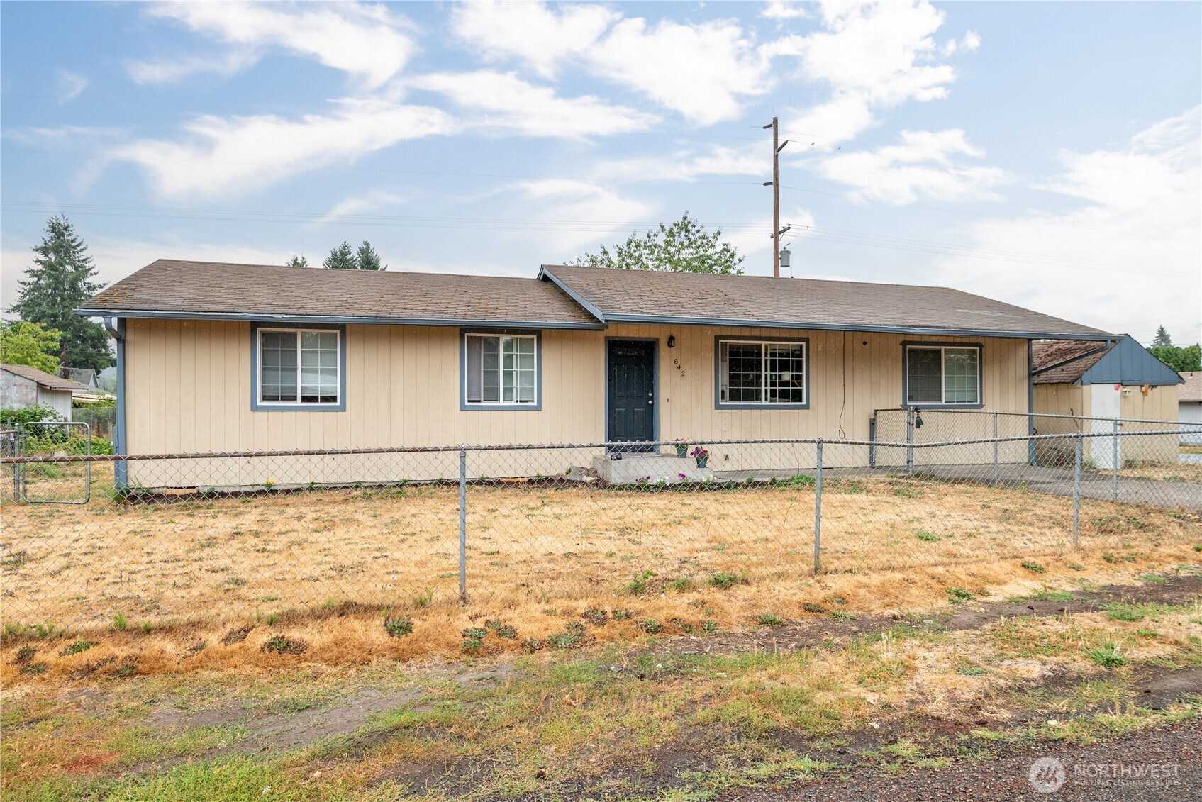 642 5th Avenue Southwest Castle Rock, WA 98611 - Photo 2 of 33 a front view of a house with a yard