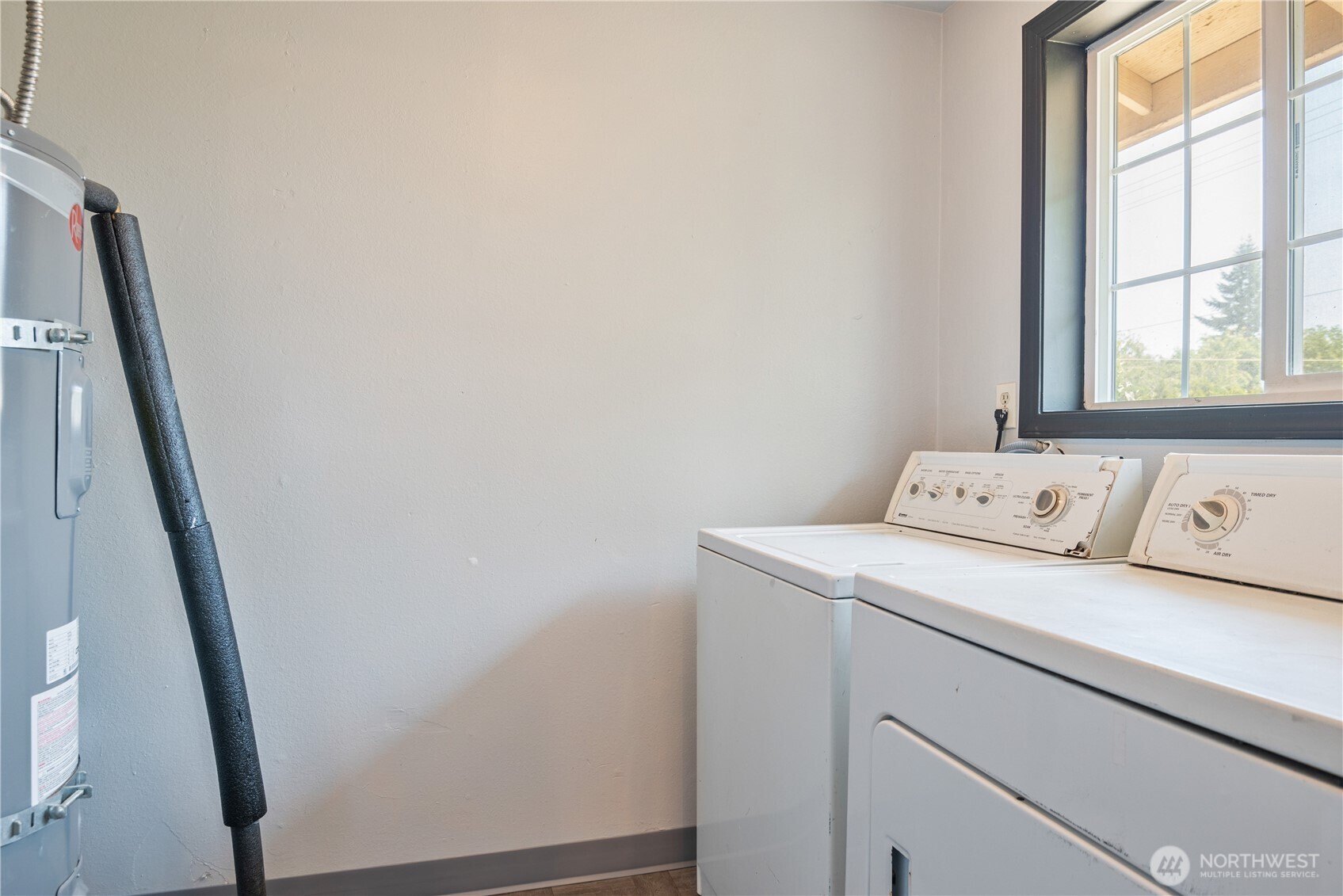 642 5th Avenue Southwest Castle Rock, WA 98611 - Photo 25 of 33 a utility room with dryer and washer