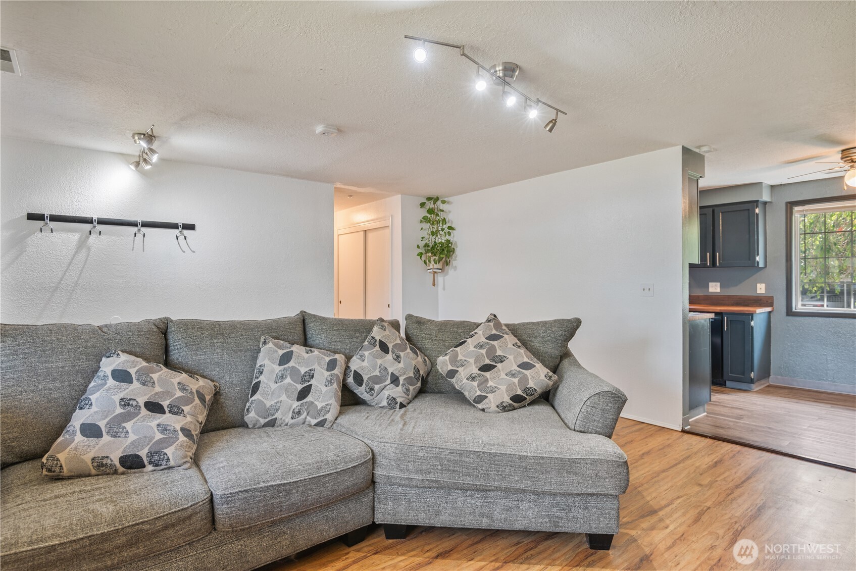 642 5th Avenue Southwest Castle Rock, WA 98611 - Photo 9 of 33 a living room with furniture and a lamp