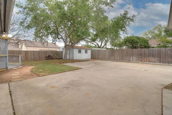 a view of backyard with a garden and trees