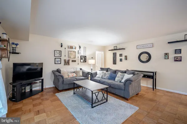 $2,095 | 10684 Weymouth Street, Unit 10684, Bethesda, MD 20814