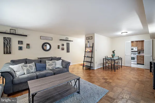 $2,095 | 10684 Weymouth Street, Unit 10684, Bethesda, MD 20814