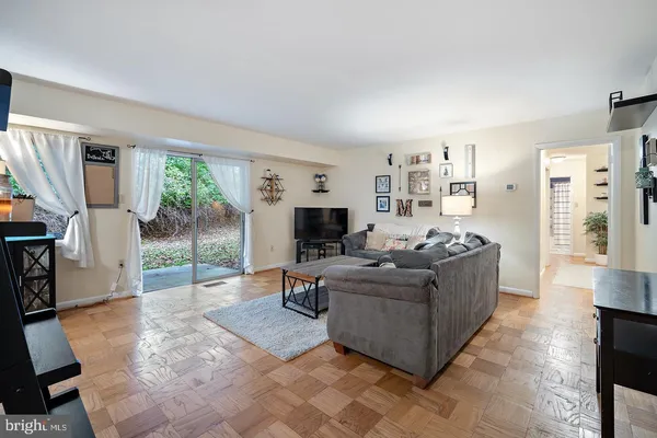 $2,095 | 10684 Weymouth Street, Unit 10684, Bethesda, MD 20814