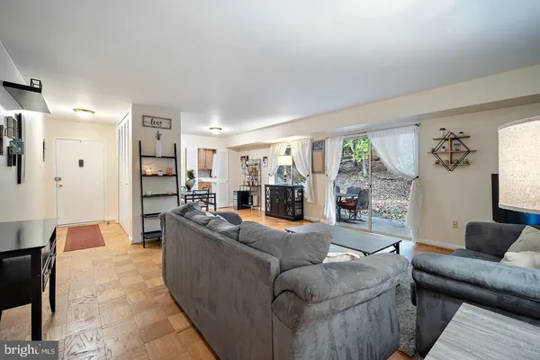 $2,095 | 10684 Weymouth Street, Unit 10684, Bethesda, MD 20814