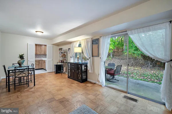 $2,095 | 10684 Weymouth Street, Unit 10684, Bethesda, MD 20814