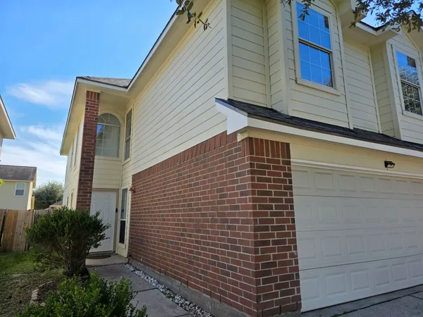 a view of back yard of the house