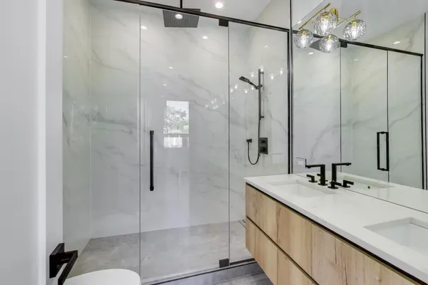 $3,800 | 2456 West Cortez Street, Unit 2E, Chicago, IL 60622