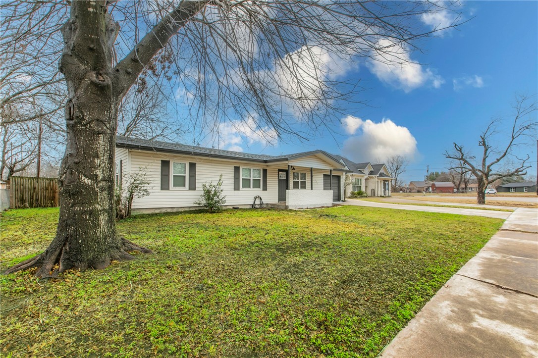 105 Alamo Drive McGregor, TX 76657 - Photo 27 of 34 a front view of a house with garden